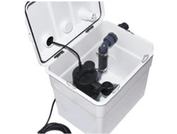 Pompbox met afvoerslang